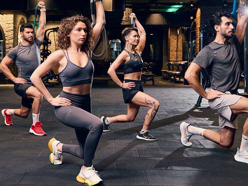 Transform Gym’de grup dersleriyle enerjini yükselt, motivasyonunu paylaş ve hedeflerine birlikte ulaş. Antalya Kepez’deki stüdyomuzda uzman eğitmenlerle fitness, pilates, fonksiyonel antrenman ve dövüş sporlarını deneyimle.